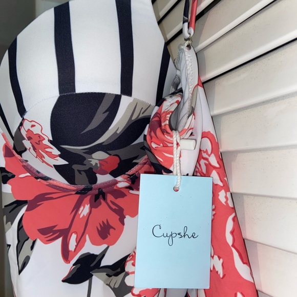 NEVER WORN NWT Cupshe Movie Scene Floral One Piece Large Multi - Picture 3 of 7